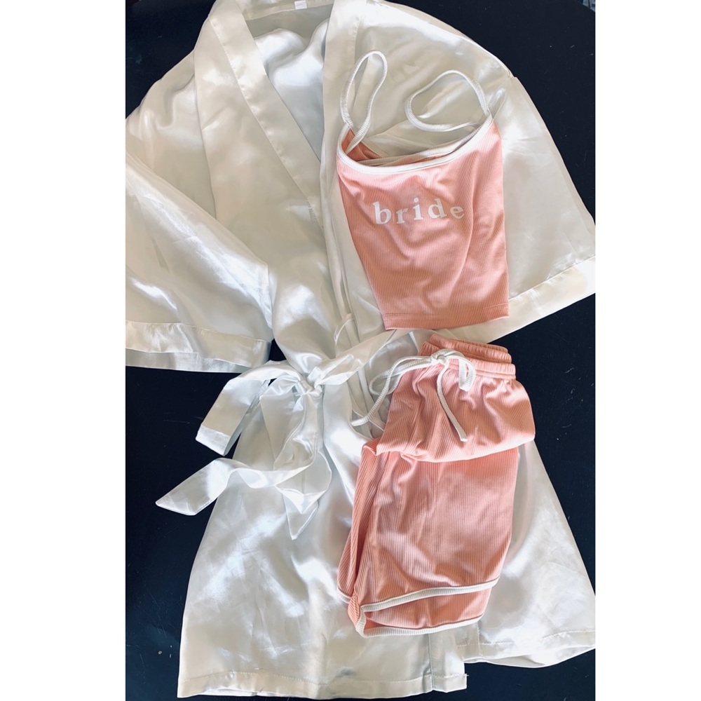 Bride pajamas + 𝓑𝓸𝓷𝓾𝓼 robe!
